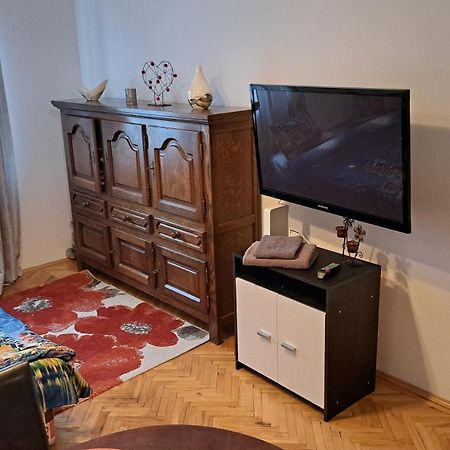 Lovely 1 Bedroom Apartment In City Centre, Sleeps 4 ! Turda Eksteriør billede