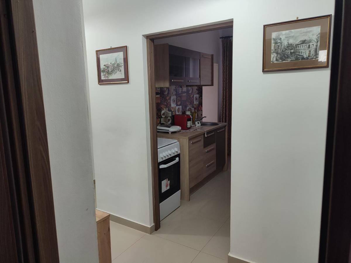 Lovely 1 Bedroom Apartment In City Centre, Sleeps 4 ! Turda Eksteriør billede