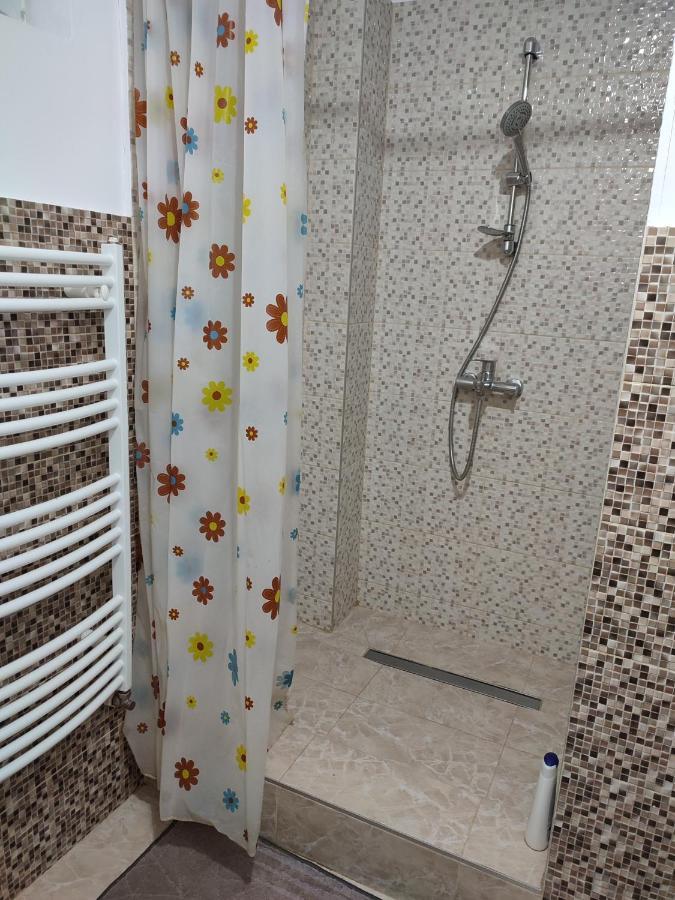 Lovely 1 Bedroom Apartment In City Centre, Sleeps 4 ! Turda Eksteriør billede