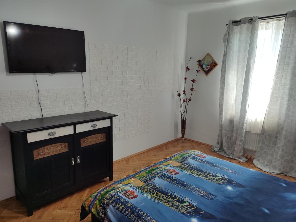 Lovely 1 Bedroom Apartment In City Centre, Sleeps 4 ! Turda Eksteriør billede